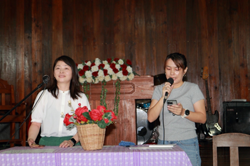 講演した臨床心理士（卒業生）と通訳の安倍さん（NPO）